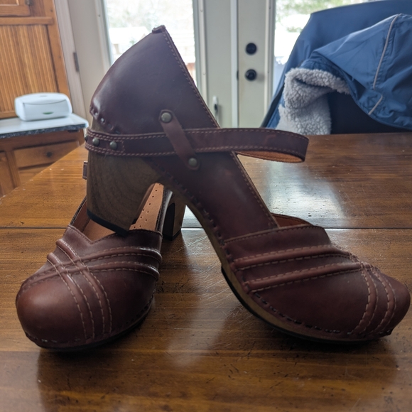 Dansko Women’s Brown Leather Mary Jane Pumps - Picture 2 of 4